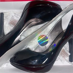 GUESS BY MARCIANO
Glossy Black Heels